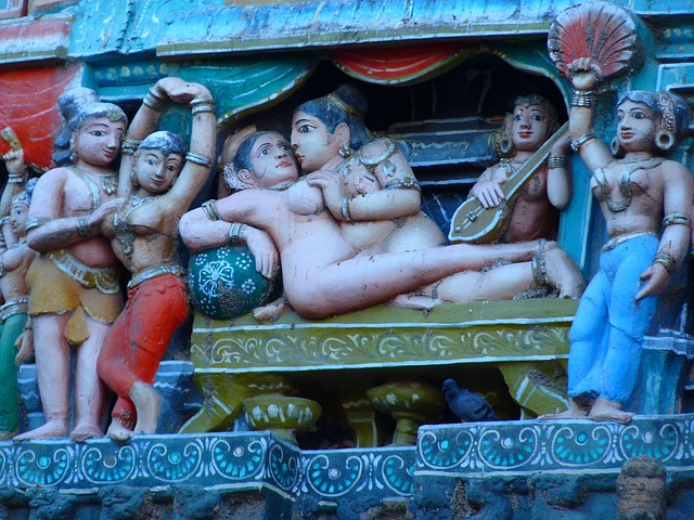 Hinduistické sošky v erotických pózach